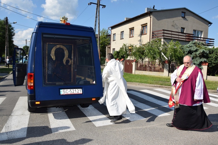 Powitanie ikony MB Częstochowskiej w parafii św. Maksymiliana w Głownie