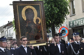 Ikonę ponieśli m.in. uczniowie Publicznego Katolickiego Liceum Ogólnokształcącego im. Jana Pawła II w Głownie