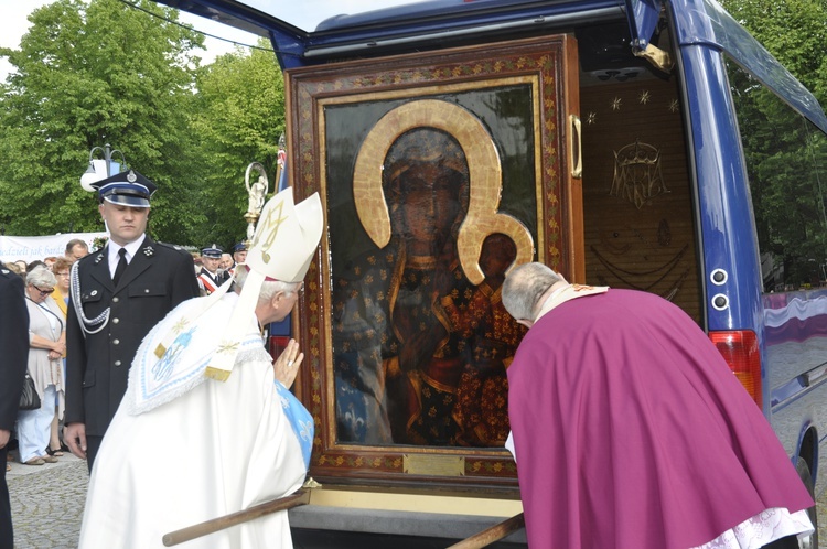 Powitanie ikony MB Częstochowskiej w parafii św. Jakuba w Głownie