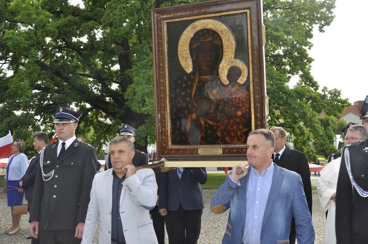 Powitanie ikony MB Częstochowskiej w parafii św. Jakuba w Głownie