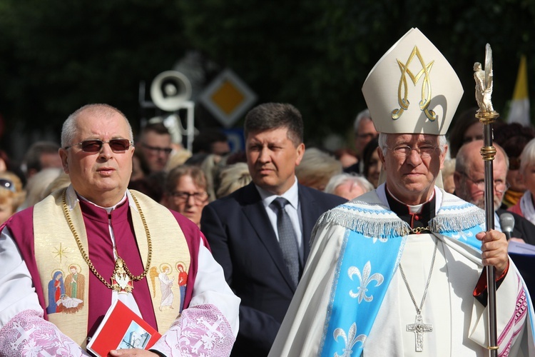 Powitanie ikony MB Częstochowskiej w parafii św. Jakuba w Głownie