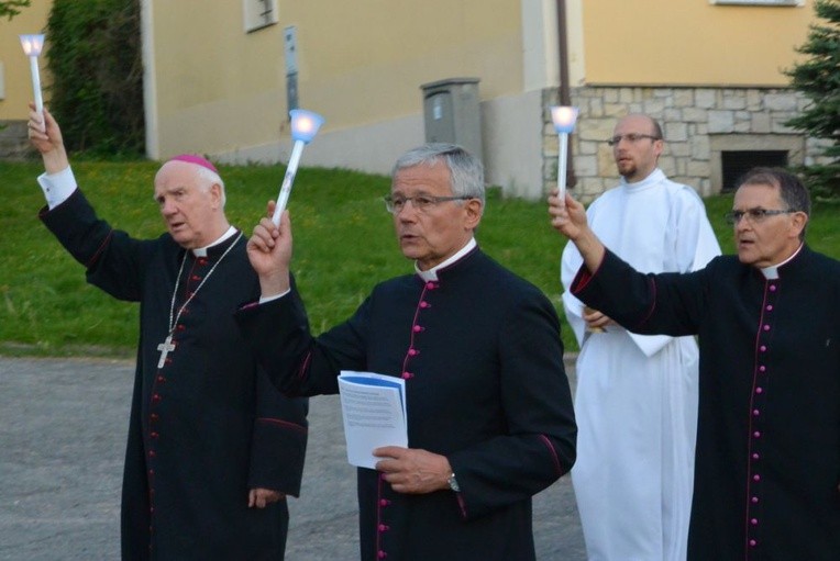 Procesja z zapalonymi świecami to nieodłączny element peregrynacji.