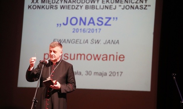 Bp Roman Pindel demonstrował młodym biblistom jad i zachęcał do szacunku dla Pisma Świętego