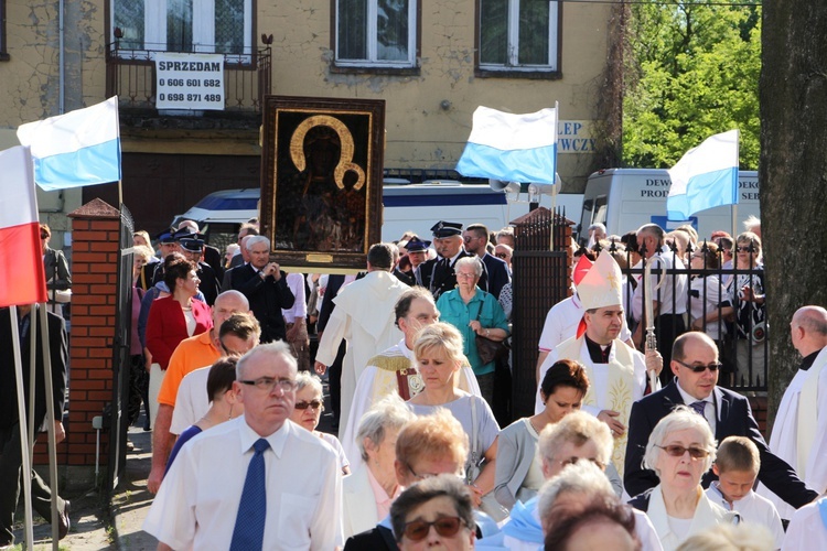 Powitanie ikony MB Częstochowskiej w parafii św. Barbary w Głownie