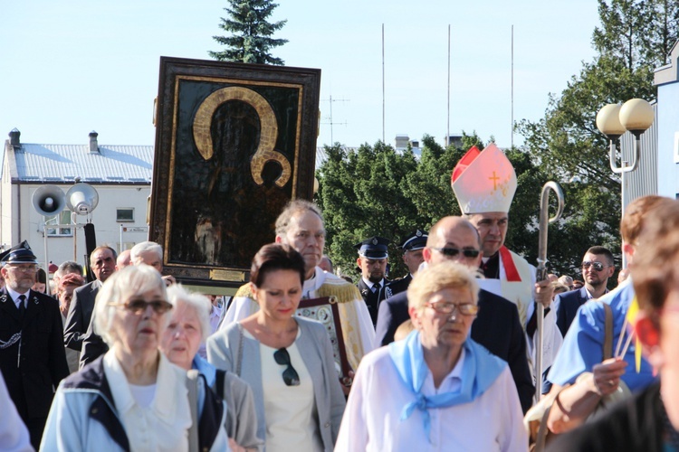 Powitanie ikony MB Częstochowskiej w parafii św. Barbary w Głownie