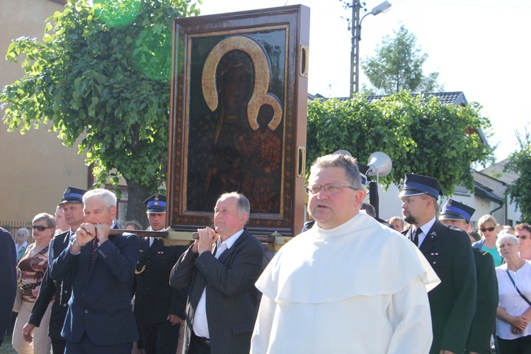 Powitanie ikony MB Częstochowskiej w parafii św. Barbary w Głownie