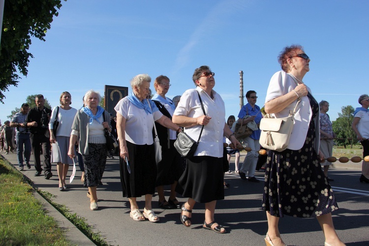 Powitanie ikony MB Częstochowskiej w parafii św. Barbary w Głownie