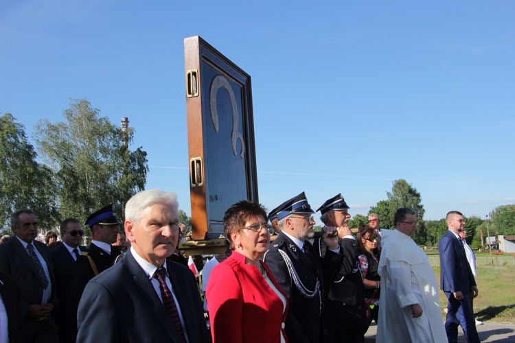 Powitanie ikony MB Częstochowskiej w parafii św. Barbary w Głownie