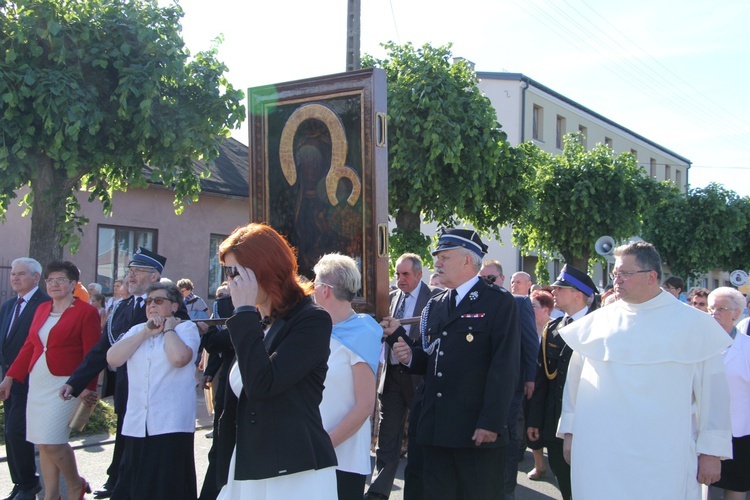 Powitanie ikony MB Częstochowskiej w parafii św. Barbary w Głownie