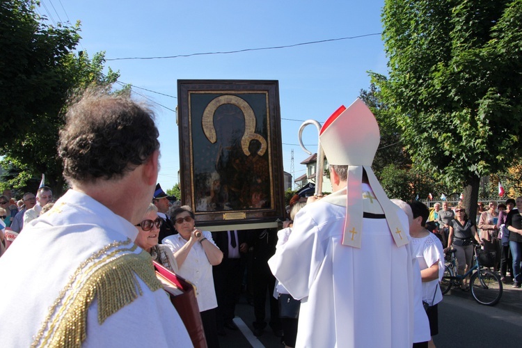 Powitanie ikony MB Częstochowskiej w parafii św. Barbary w Głownie