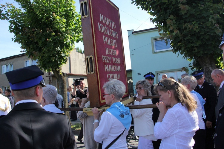 Powitanie ikony MB Częstochowskiej w parafii św. Barbary w Głownie