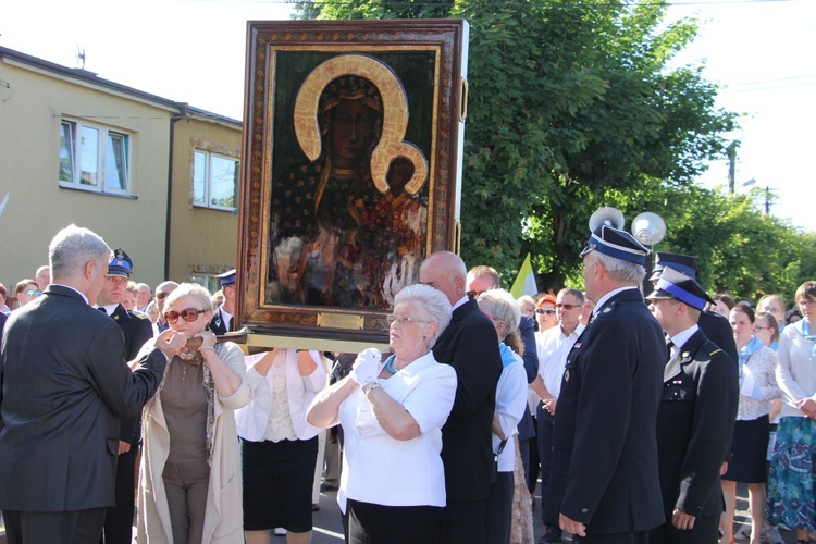 Powitanie ikony MB Częstochowskiej w parafii św. Barbary w Głownie