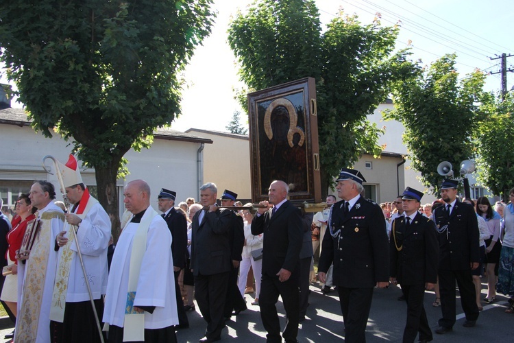 Powitanie ikony MB Częstochowskiej w parafii św. Barbary w Głownie