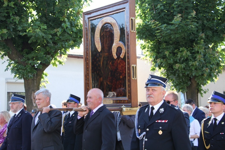 Powitanie ikony MB Częstochowskiej w parafii św. Barbary w Głownie