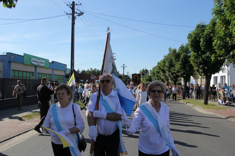 Powitanie ikony MB Częstochowskiej w parafii św. Barbary w Głownie