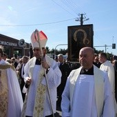 Powitanie ikony MB Częstochowskiej w parafii św. Barbary w Głownie