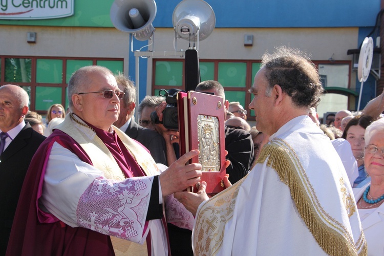 Powitanie ikony MB Częstochowskiej w parafii św. Barbary w Głownie