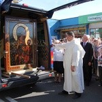 Powitanie ikony MB Częstochowskiej w parafii św. Barbary w Głownie