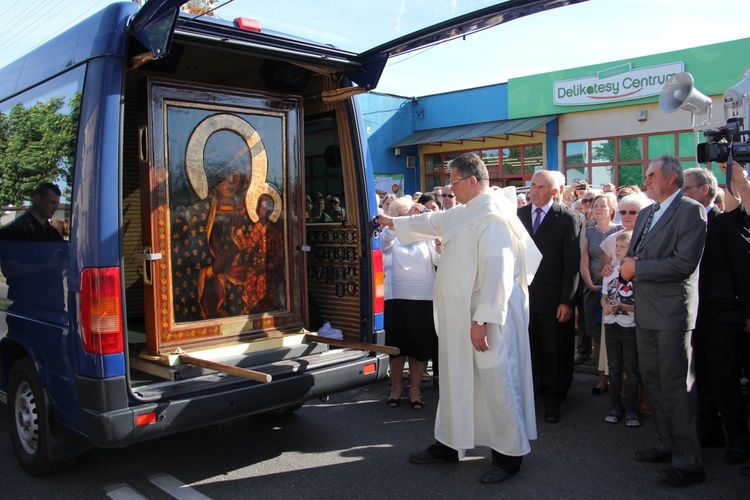 Powitanie ikony MB Częstochowskiej w parafii św. Barbary w Głownie