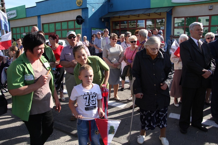 Powitanie ikony MB Częstochowskiej w parafii św. Barbary w Głownie