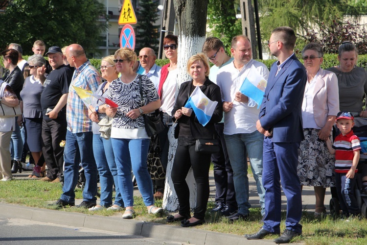 Powitanie ikony MB Częstochowskiej w parafii św. Barbary w Głownie