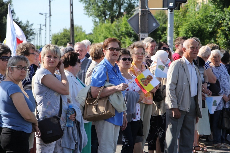 Powitanie ikony MB Częstochowskiej w parafii św. Barbary w Głownie