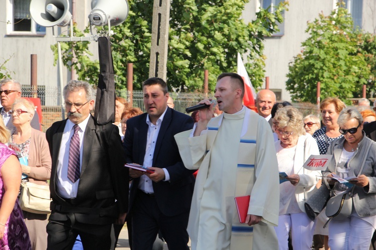 Powitanie ikony MB Częstochowskiej w parafii św. Barbary w Głownie