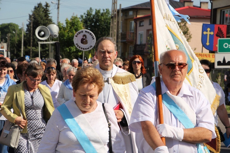 Powitanie ikony MB Częstochowskiej w parafii św. Barbary w Głownie