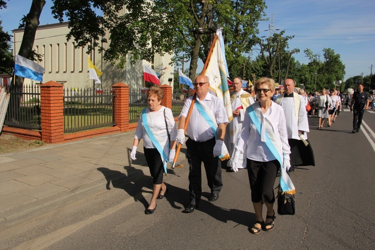 Powitanie ikony MB Częstochowskiej w parafii św. Barbary w Głownie