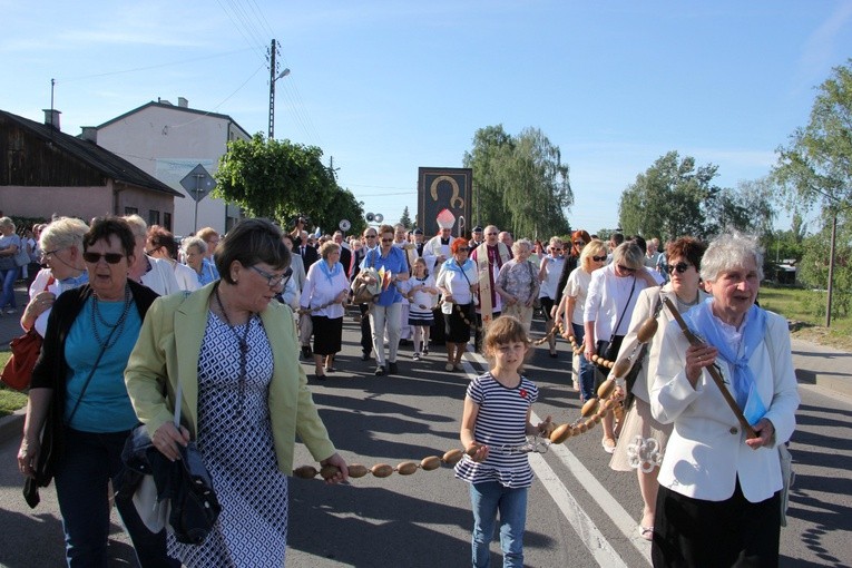 Procesja z ikoną jasnogórską zmierza do kościoła parafii św. Barbary