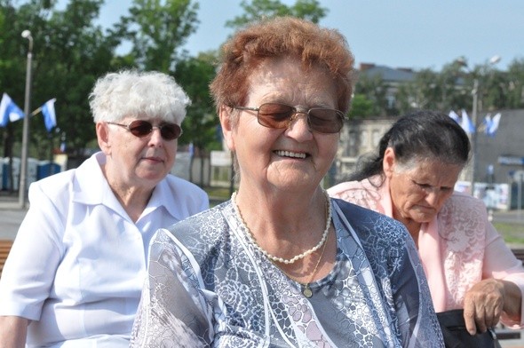 Pani Genowefa z Woli Rzędzińskiej od lat pielgrzymowała pieszo do sanktuarium Matki Bożej Fatimskiej. Teraz, z powodu wieku, nie może tego robić, ale jest na odpuście fatimskim co roku. Na koronację przyszła jeszcze przed procesją z figurą.