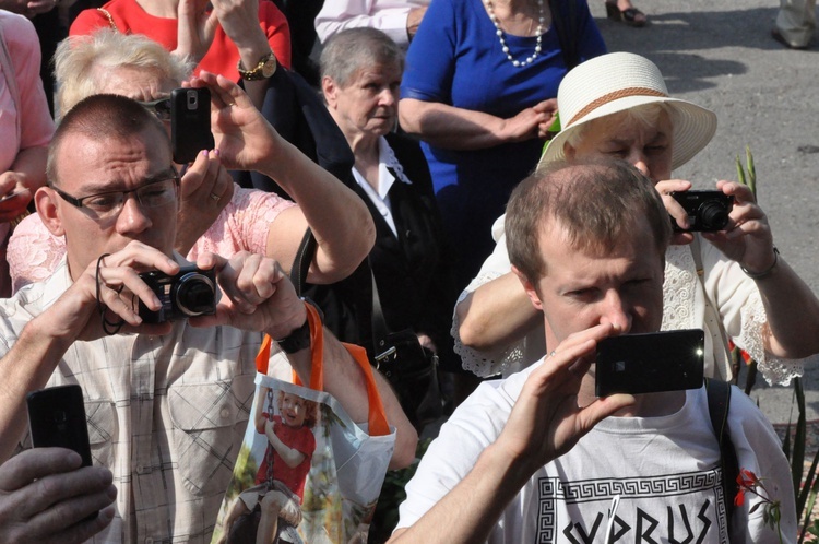 Wierni towarzyszą Maryi na plac koronacyjny