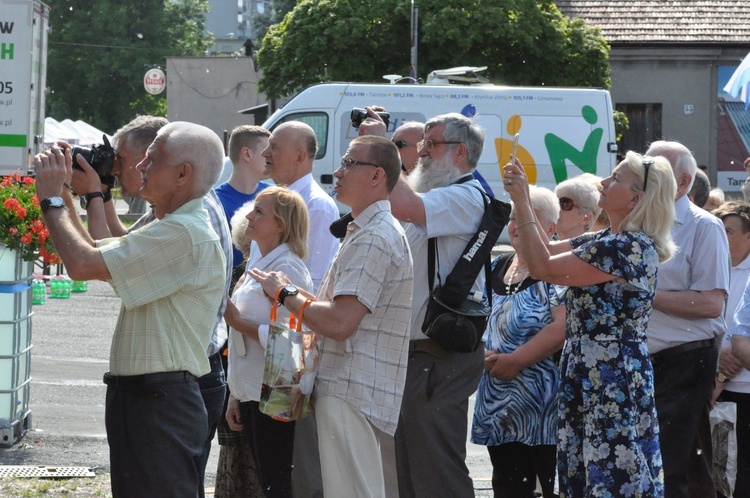 Wierni towarzyszą Maryi na plac koronacyjny