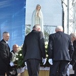 Wierni towarzyszą Maryi na plac koronacyjny