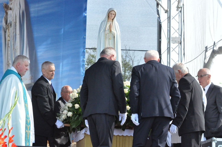 Wierni towarzyszą Maryi na plac koronacyjny