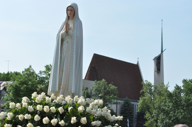 Wierni towarzyszą Maryi na plac koronacyjny