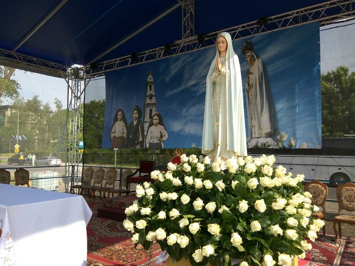 Procesja z figurą Matki Bożej Fatimskiej na plac koronacyjny