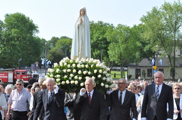 Wierni towarzyszą Maryi na plac koronacyjny