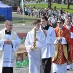 Wierni towarzyszą Maryi na plac koronacyjny