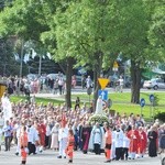 Wierni towarzyszą Maryi na plac koronacyjny