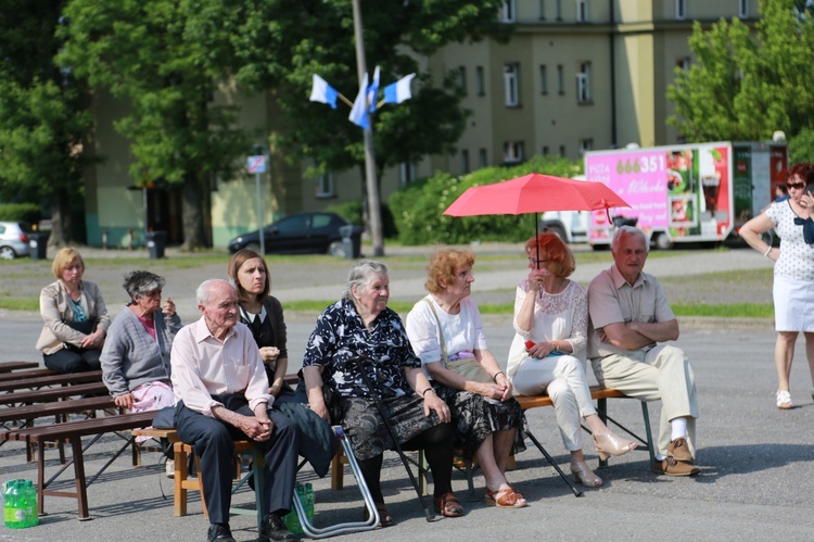 Procesja z figurą Matki Bożej Fatimskiej na plac koronacyjny