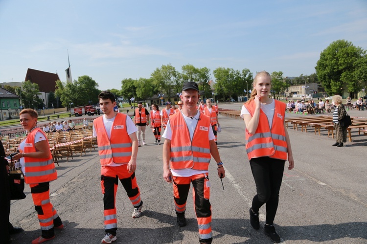 Procesja z figurą Matki Bożej Fatimskiej na plac koronacyjny