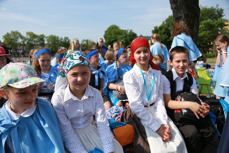 Procesja z figurą Matki Bożej Fatimskiej na plac koronacyjny