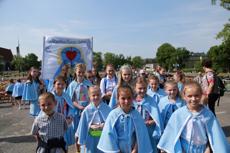 Procesja z figurą Matki Bożej Fatimskiej na plac koronacyjny