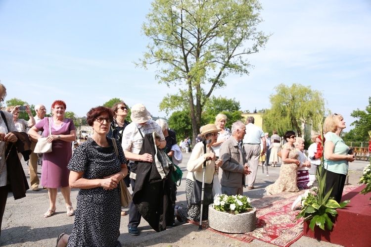 Procesja z figurą Matki Bożej Fatimskiej na plac koronacyjny