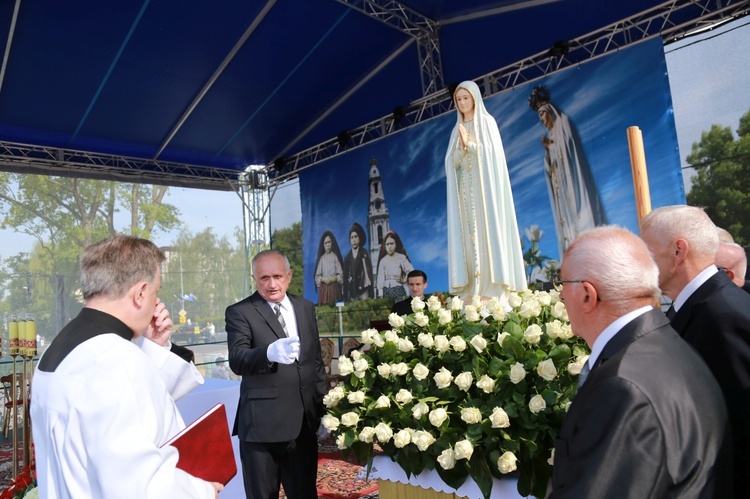 Procesja z figurą Matki Bożej Fatimskiej na plac koronacyjny