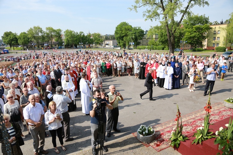 Procesja z figurą Matki Bożej Fatimskiej na plac koronacyjny