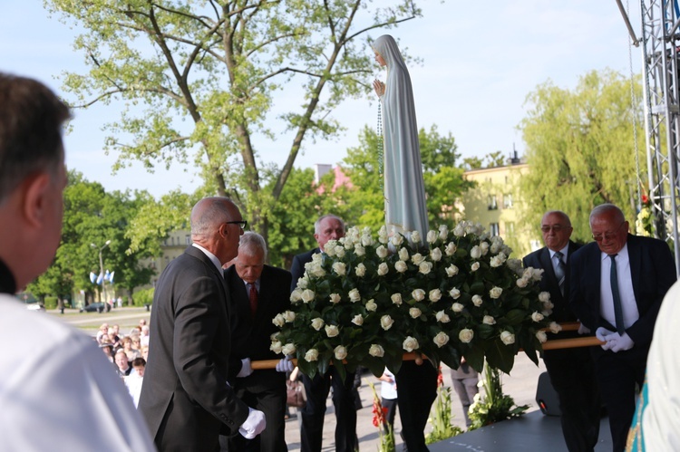 Procesja z figurą Matki Bożej Fatimskiej na plac koronacyjny