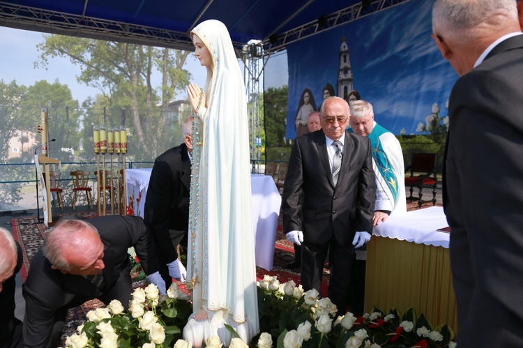 Procesja z figurą Matki Bożej Fatimskiej na plac koronacyjny