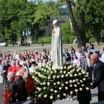 Procesja z figurą Matki Bożej Fatimskiej na plac koronacyjny